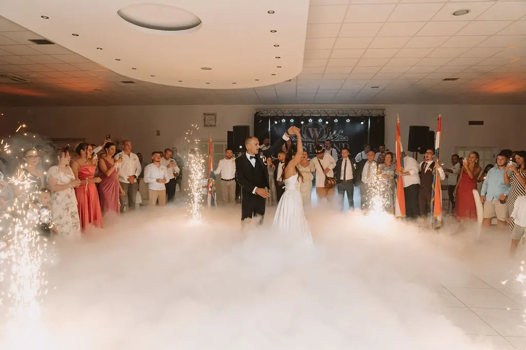 Emotivna svadbena fotografija u boji prvog plesa mladenaca u Nuštru | Profesionalni fotograf vjenčanja u Slavoniji